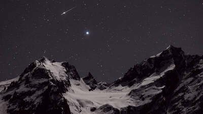 Mountain And Comet 16x9